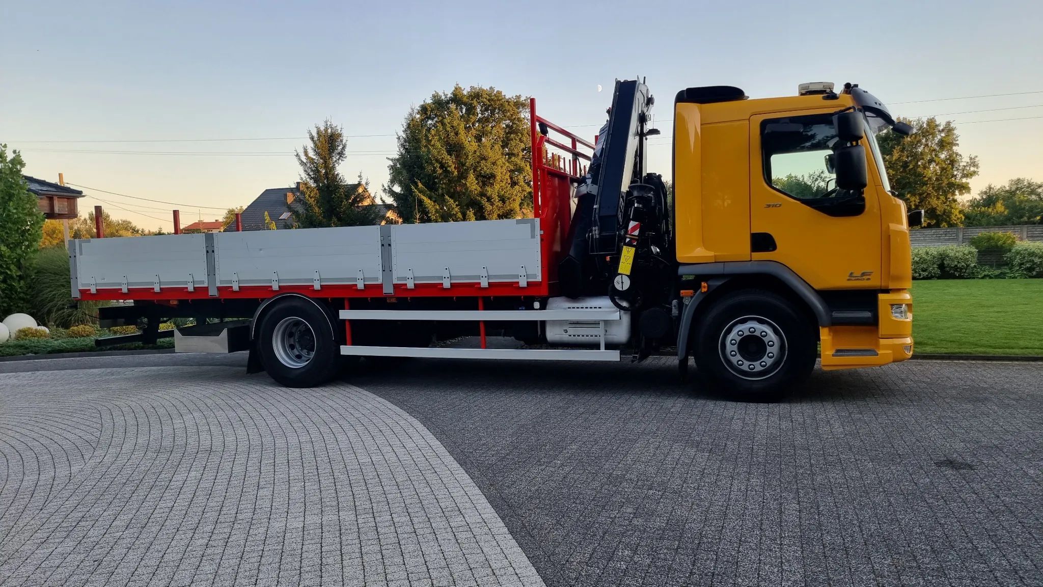 DAF LF 310 4x2 HDS FASSI F185