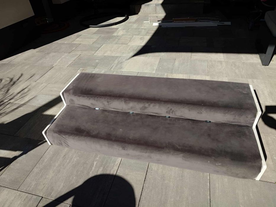 schody trepy stopnie welurowe siedzisko