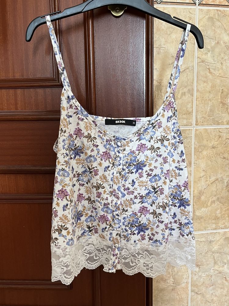 Top com padrão floral e renda