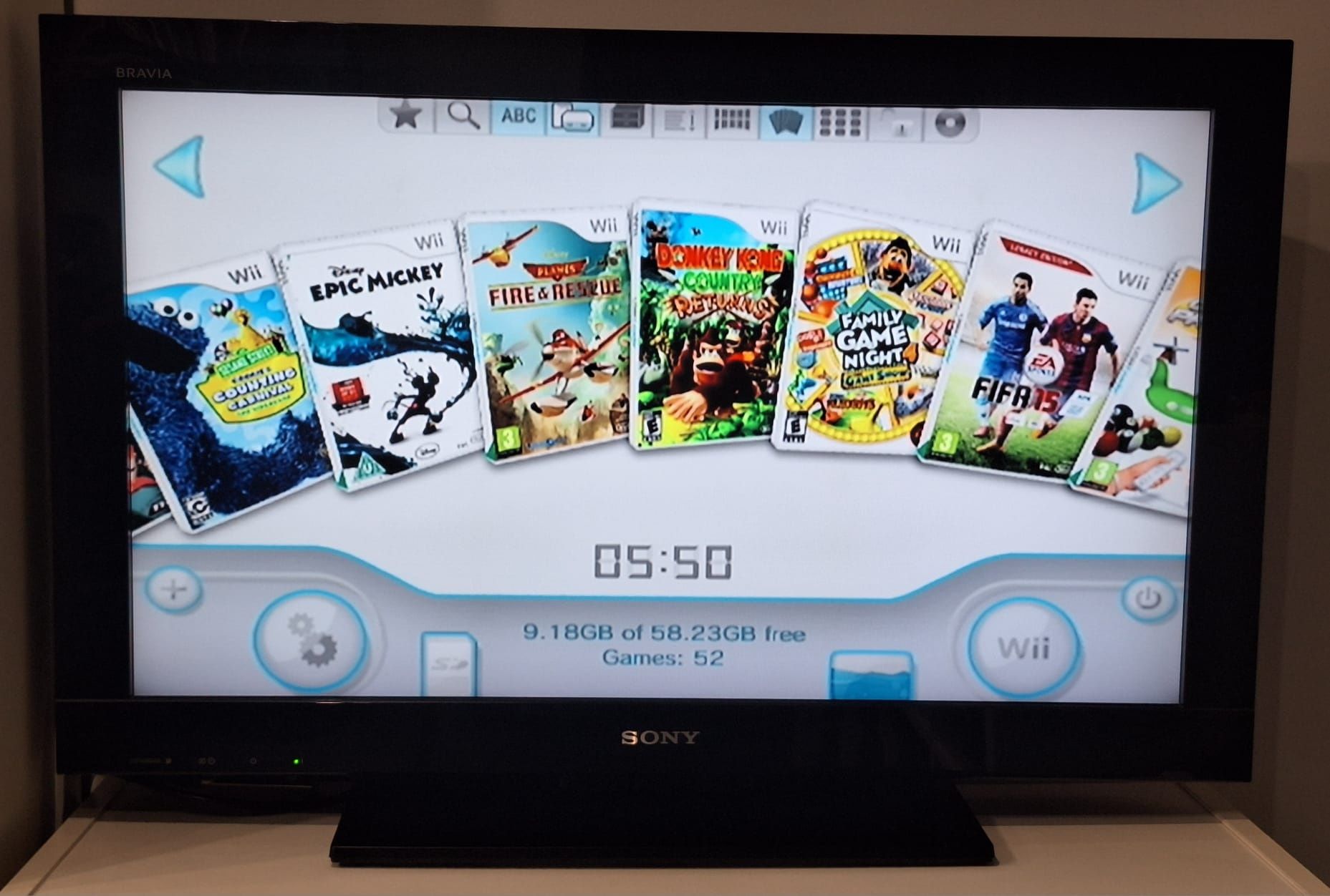 Vendo Nintendo Wii com aproximadamente 50 jogos digitais.