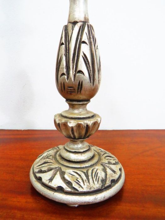 Tocheiro em talha [madeira).