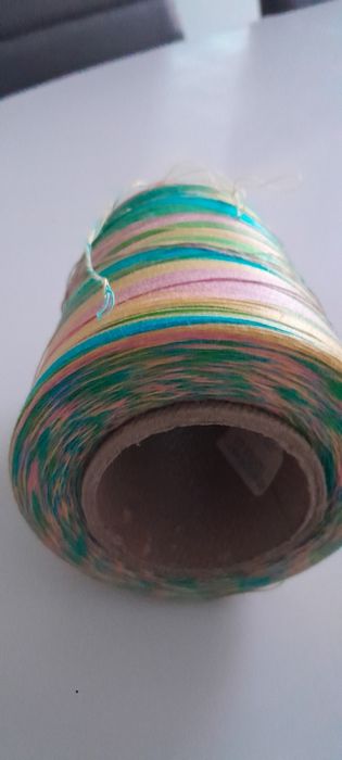 Rolo de linha matizada para costura