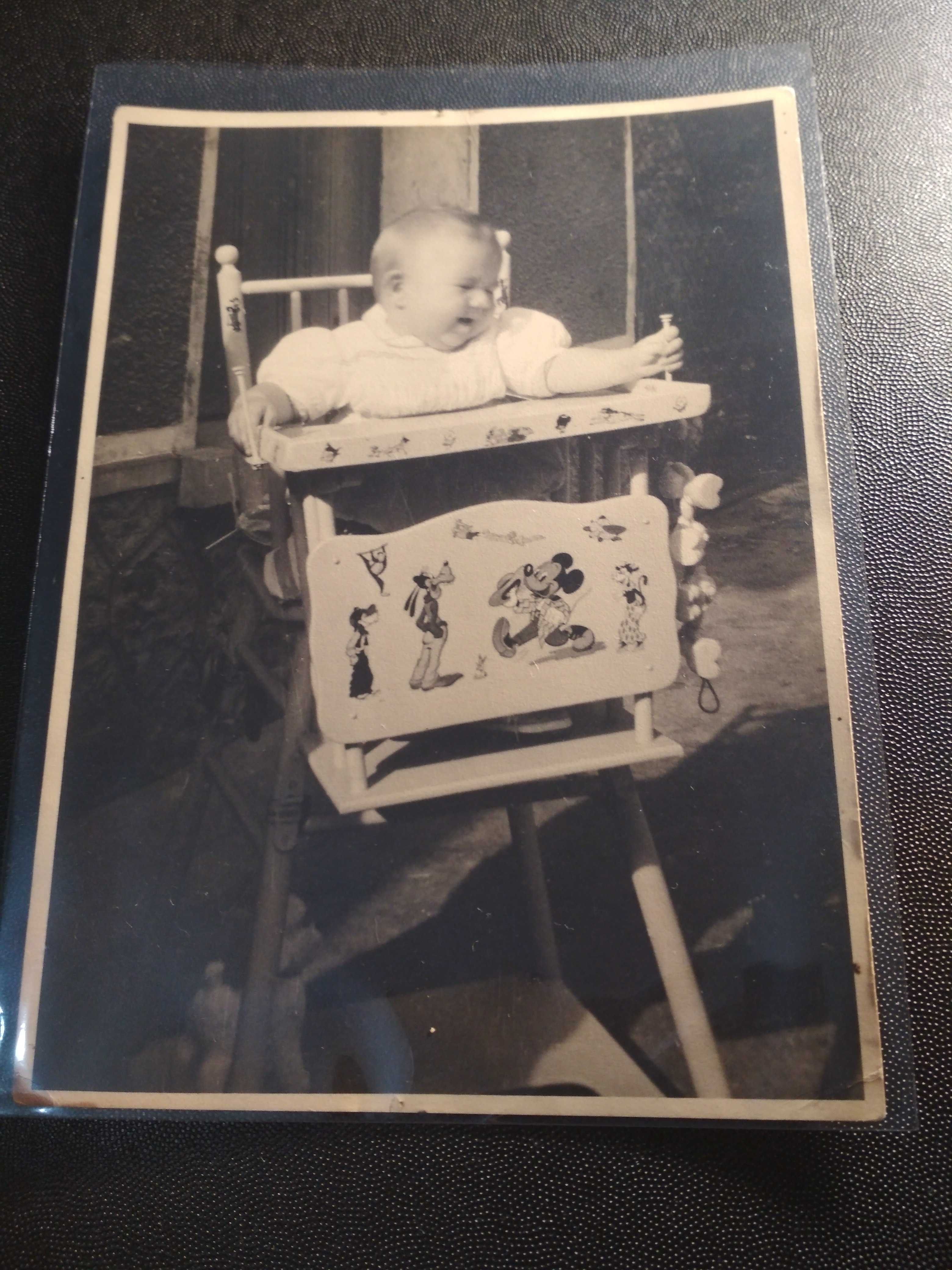 Foto antiga com imagens de bonecos da Walt Disney