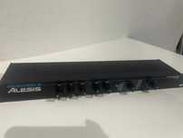Processador de efeitos Alesis MIDIVERB III, pouco uso.