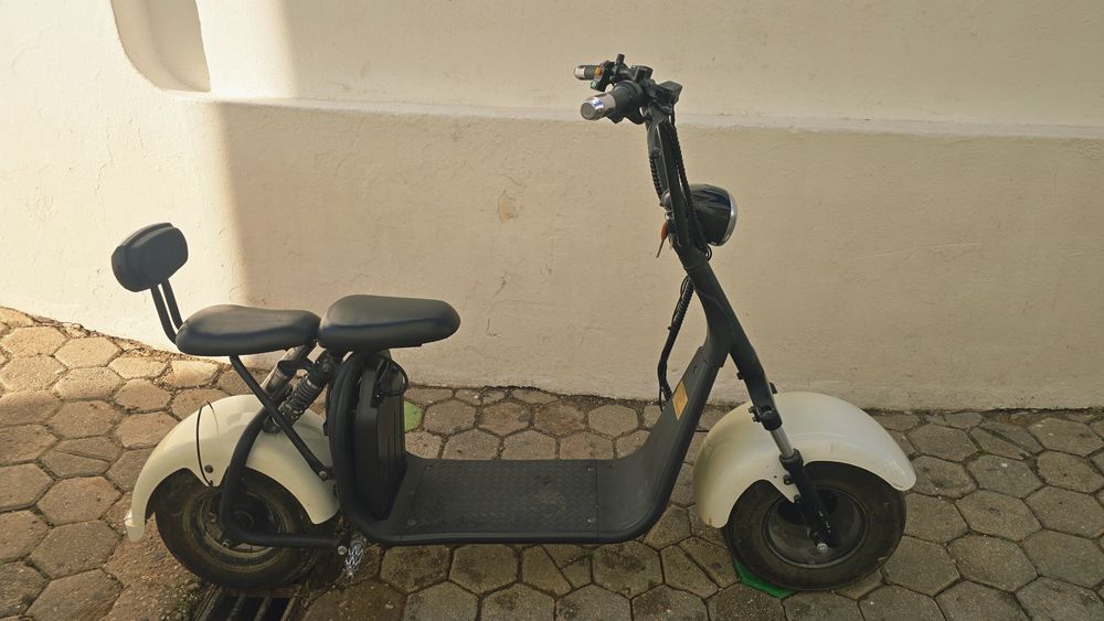 Não precisa de carta, moto elétrica, bateria removível, está avariada.