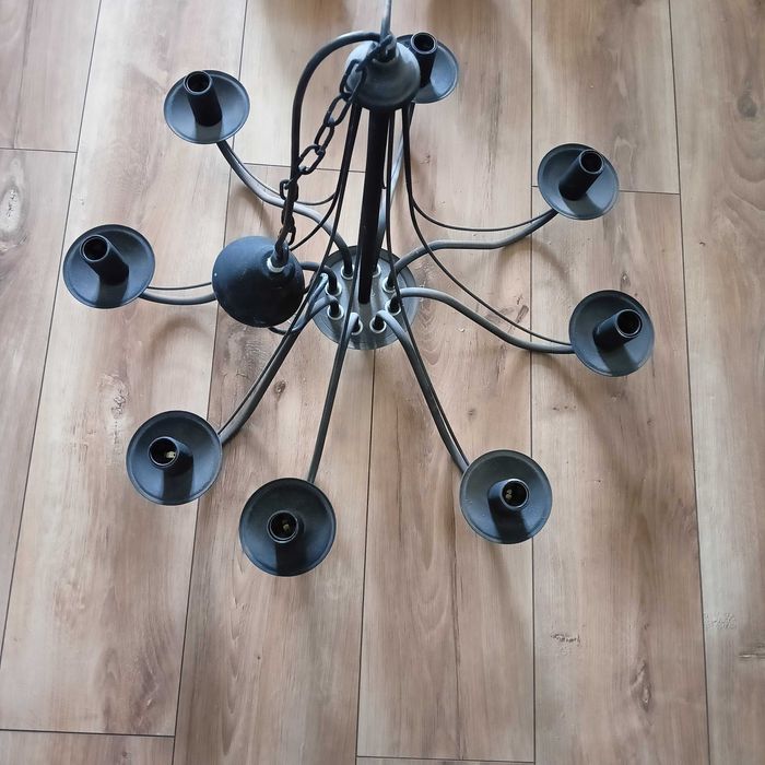 Czarny żyrandol i kinkiety