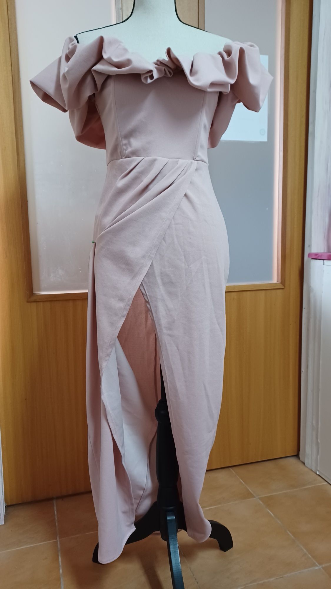 Vestido rosa com racha