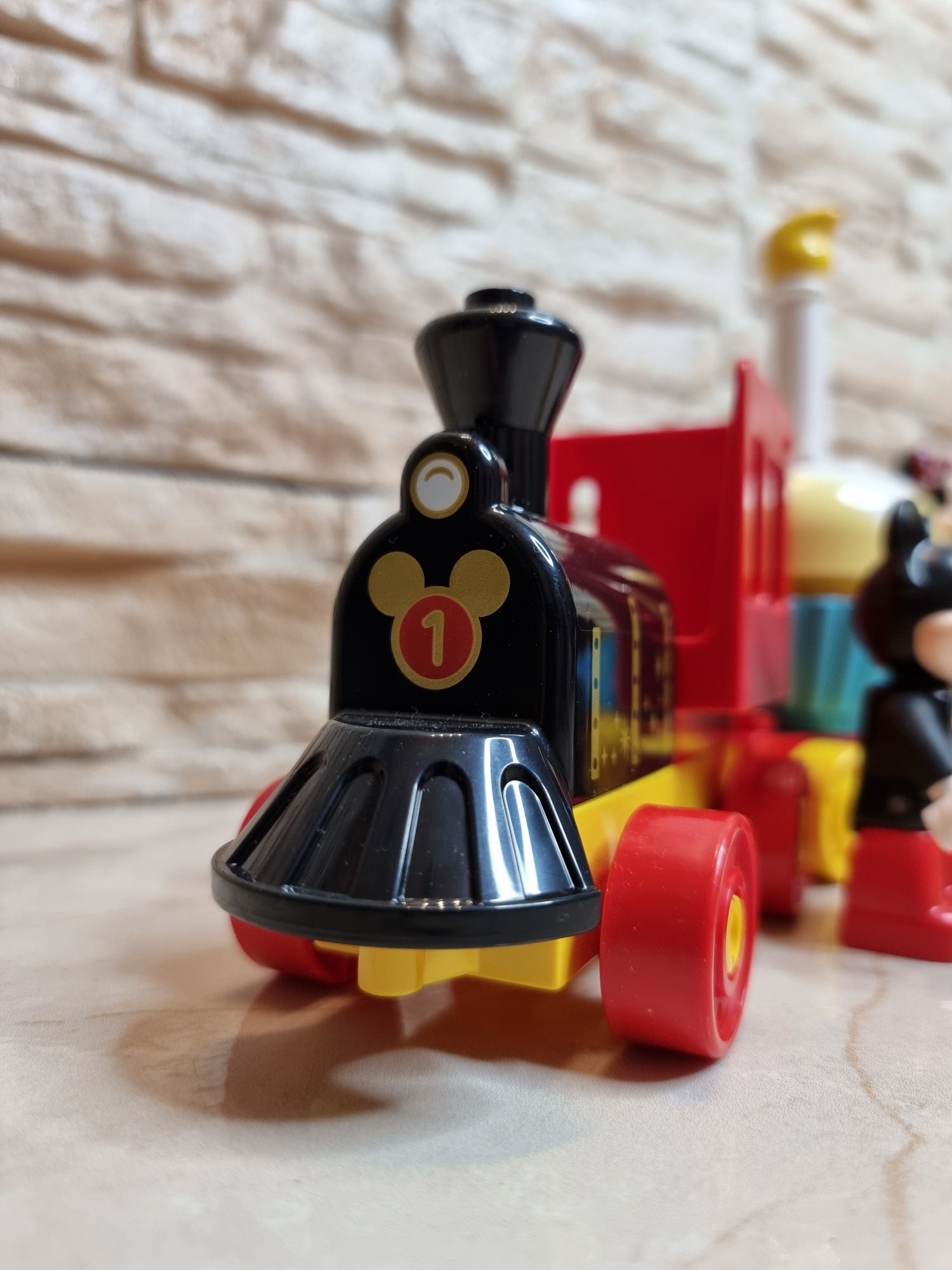 Конструктор LEGO DUPLO Disney Праздничный поезд Микки и Минни