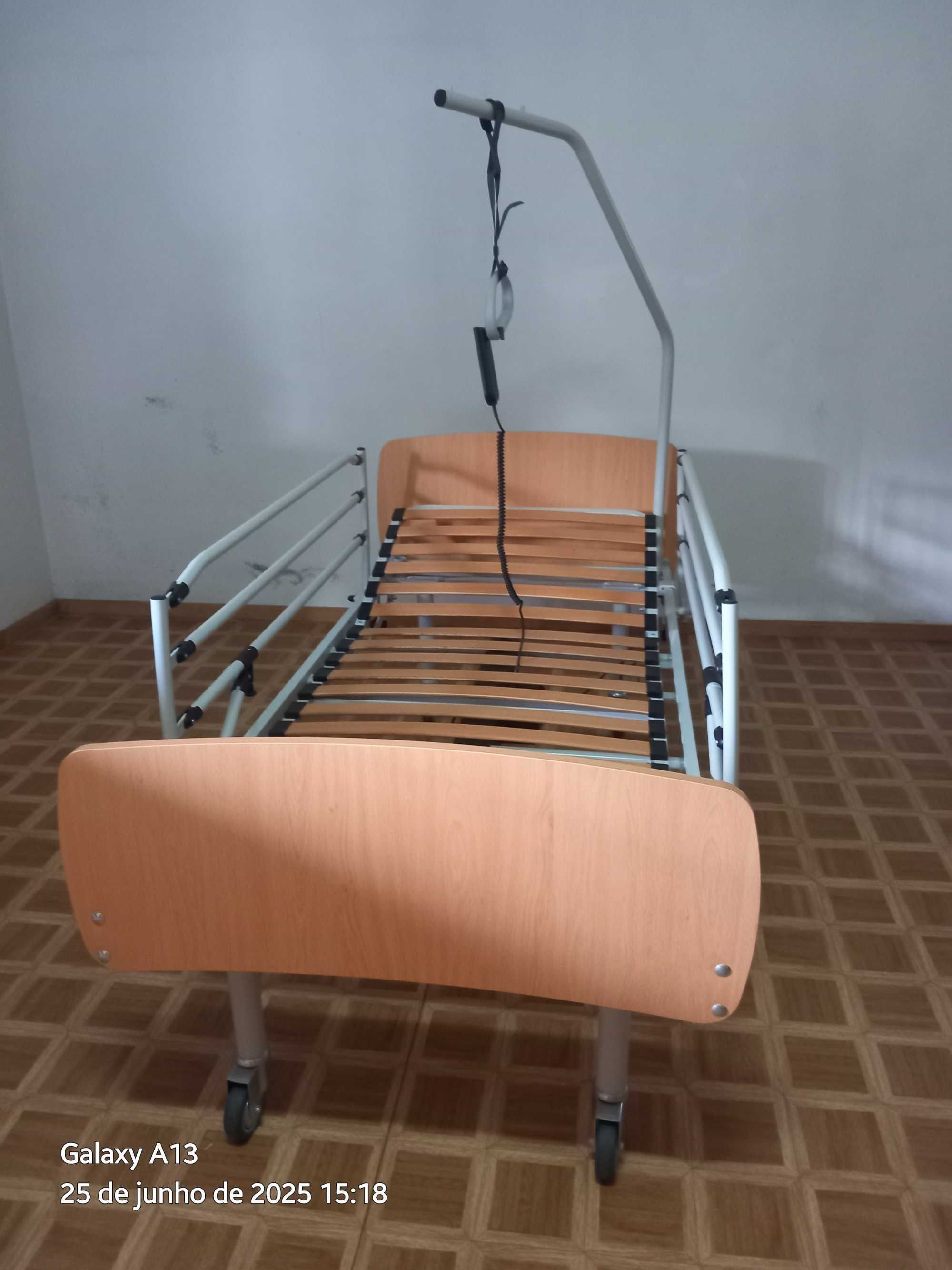 Cama articulada com comando