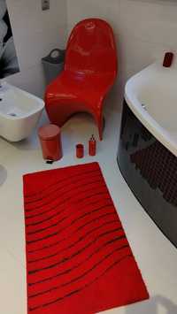 Plastikowe czerwone krzesło łazienkowe