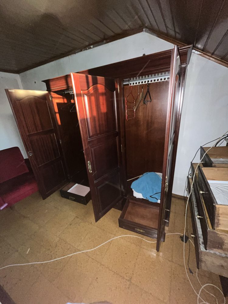Mobilia de quarto antiga em bom estado