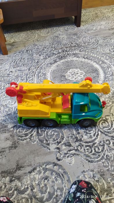 Гарний дитячий кран.