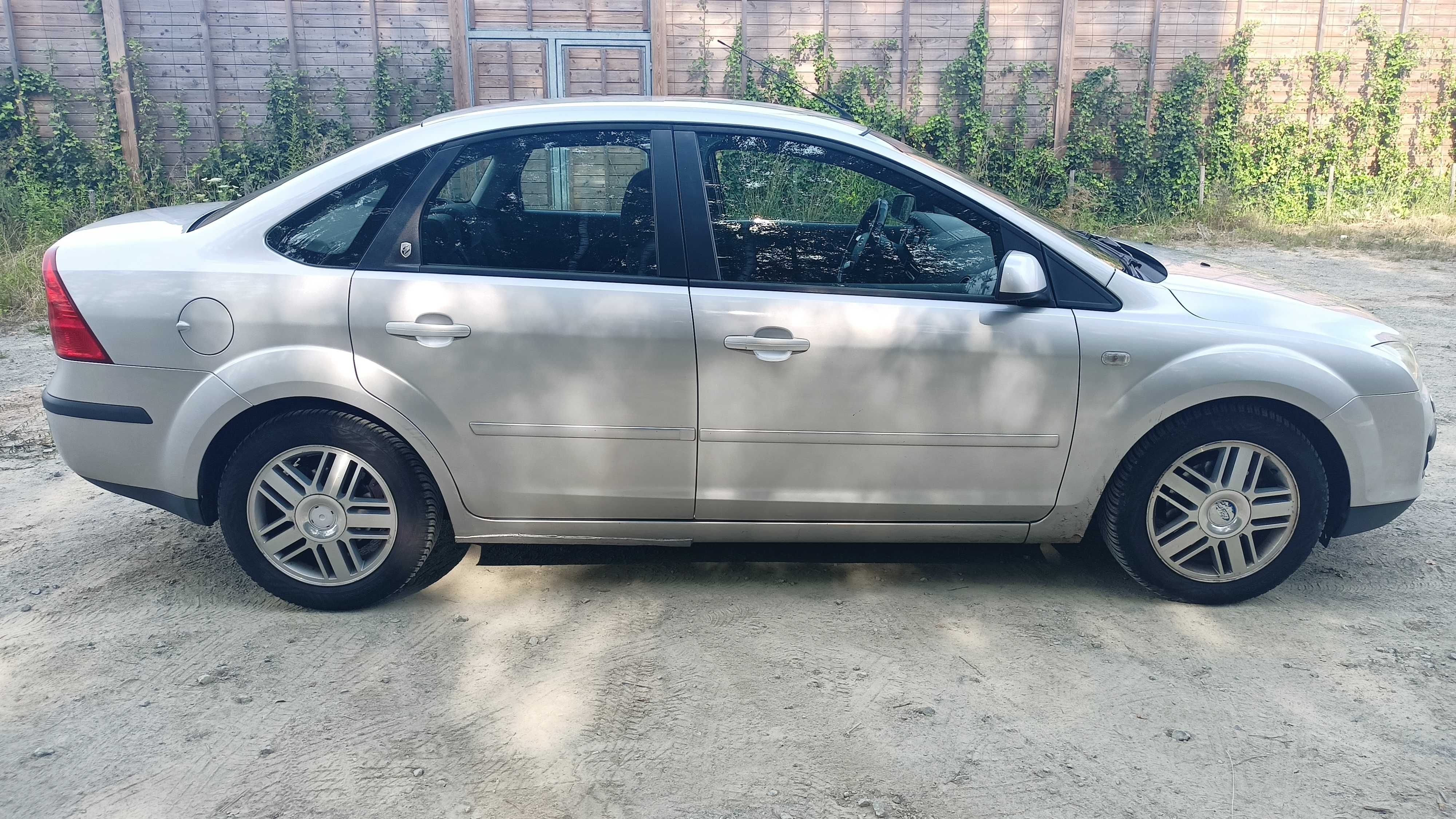 Ford Focus mk2 sedan 1.6 Ti-VCT 115KM wersja GHIA