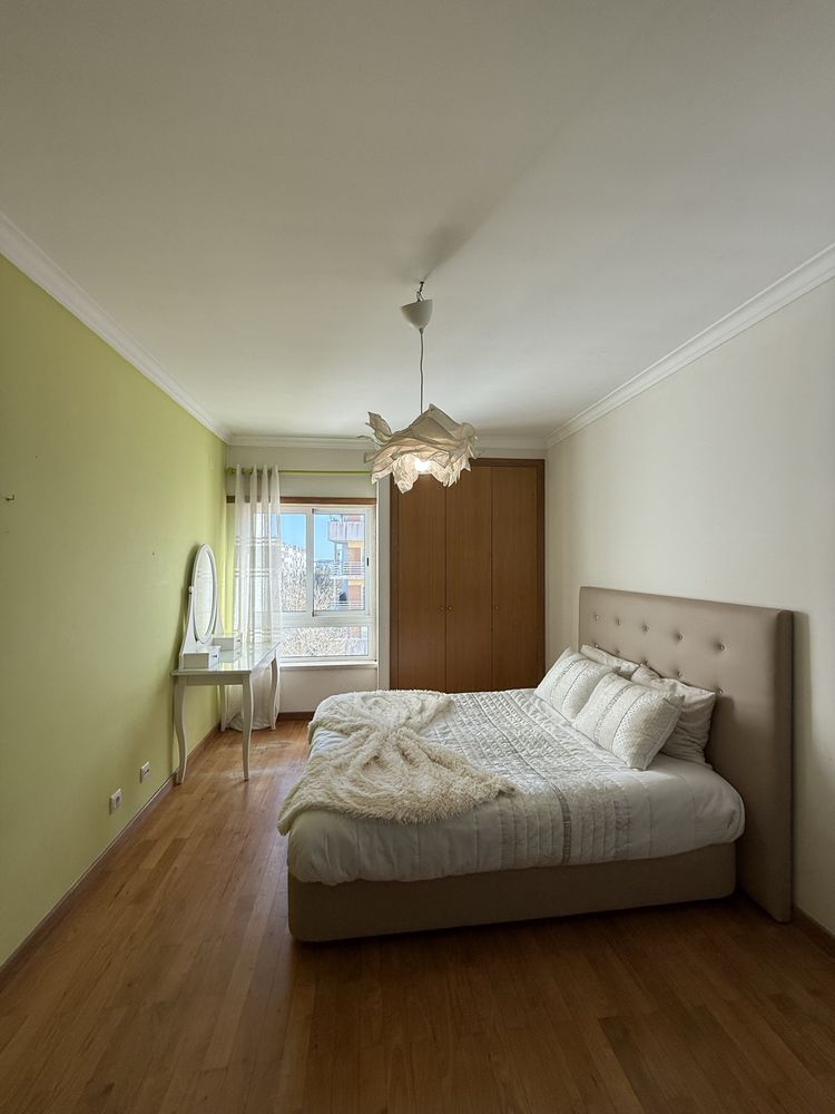 Arrenda-se quarto com despesas incluídas