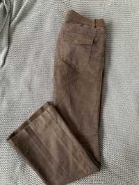 Sztruksowe spodnie z rozszerzanymi nogawkami