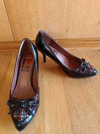 Sapatos pretos de verniz com xadrez vermelho