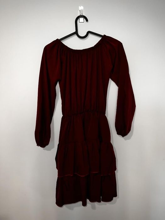 Sukienka koloru buraczkowego