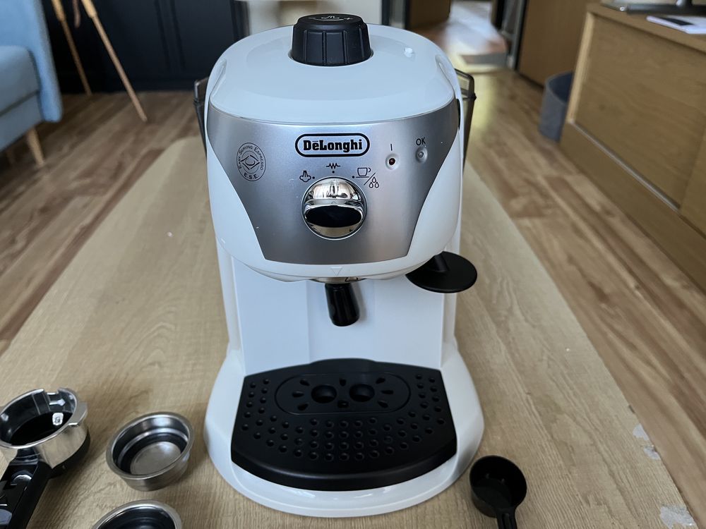 Ekspres kolbowy DeLonghi EC221.W