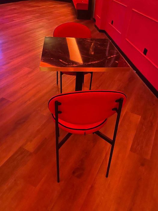 Mesa com 2 cadeiras ( disponibilidade 20 mesas e 40 cadeiras]