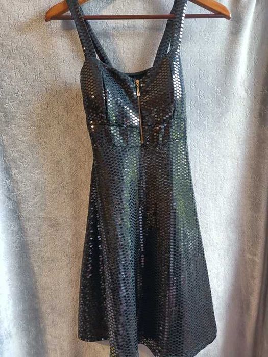 Czarna krótka świecąca sukienka
