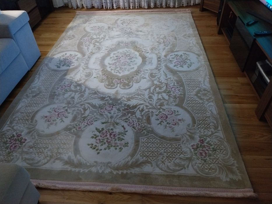 Sprzedam   piękny  dywan i dwa dywaniki z jedwabiem