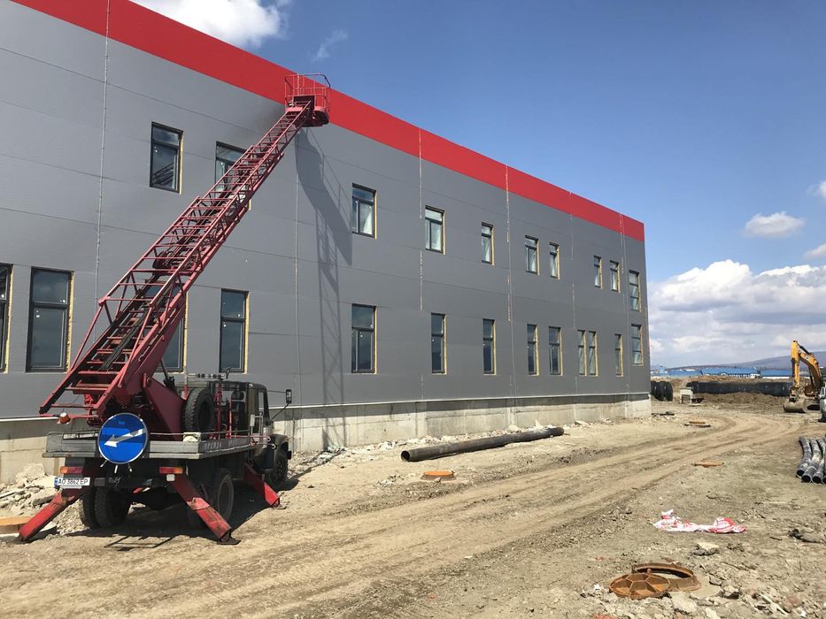 Автовишка з телескопічною стрілою