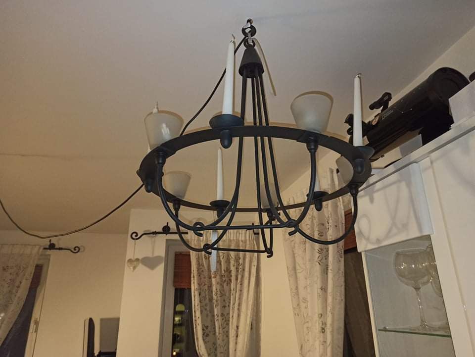 Piękny czarny żyrandol, lampa