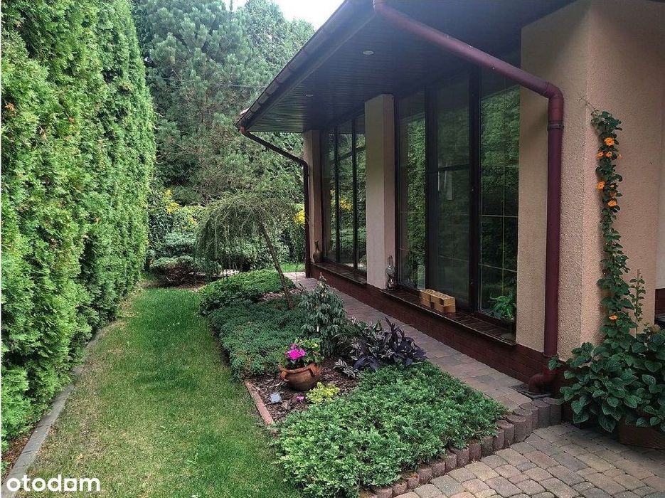 Dom jednorodzinny z garażem i ogrodem