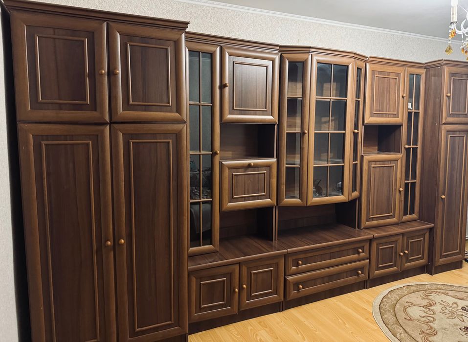 Меблева стінка у класичному стилі у вітальню