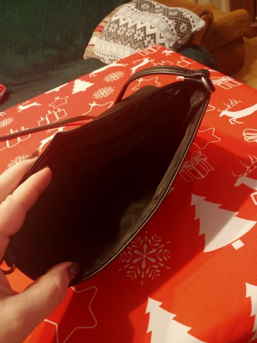 Torebka kopertówka na długim pasku