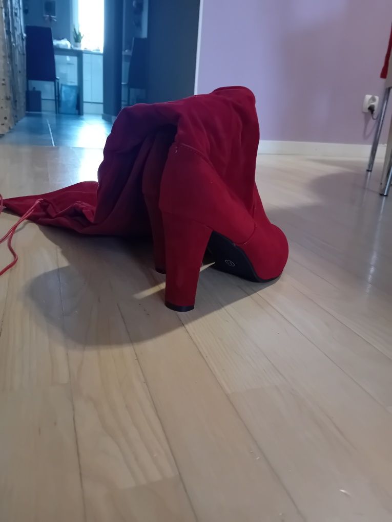 Nowe eleganckie modne kozaki za kolano