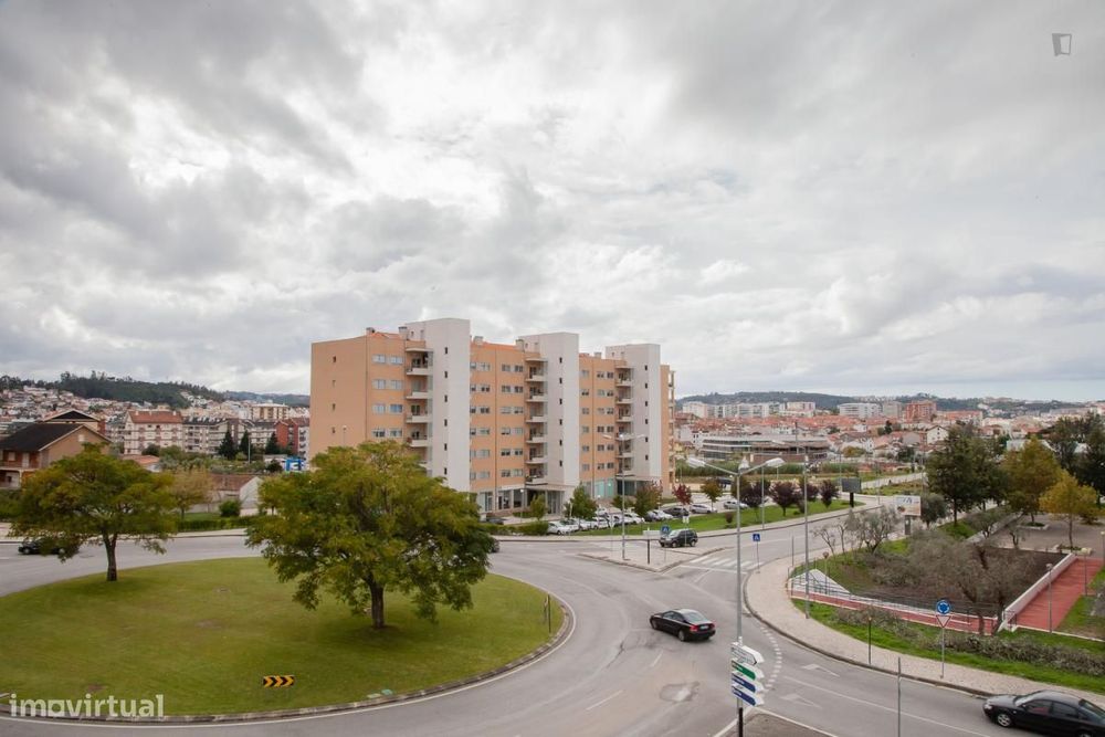 Quarto com cama de solteiro em apartamento com 4 quartos