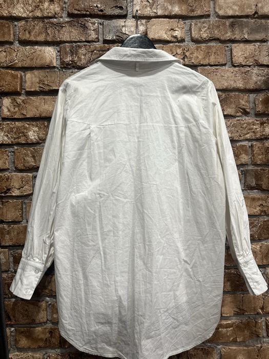 Подовжена біла сорочка в класичному стилі