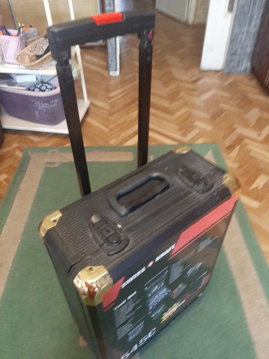 Большой набор инструментов в чемодане на колесах