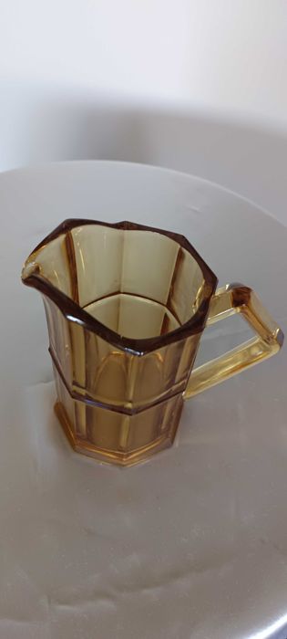 Antyk. Vintage.Mlecznik z prasowanego, miodowego szkła.
