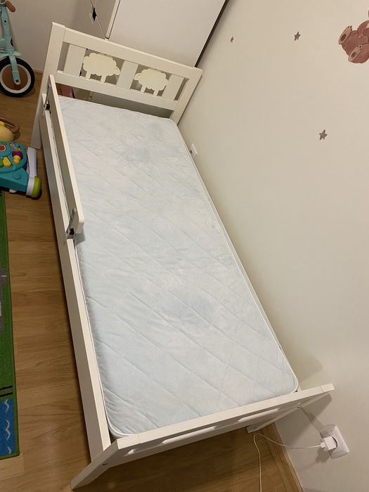 Cama KRITTER e mesa, cadeira e banco MAMMUT rosa