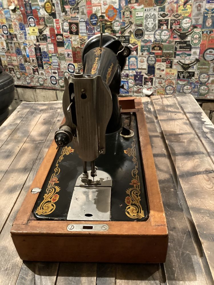 Винтажная швейная машинка в футляре сундуке