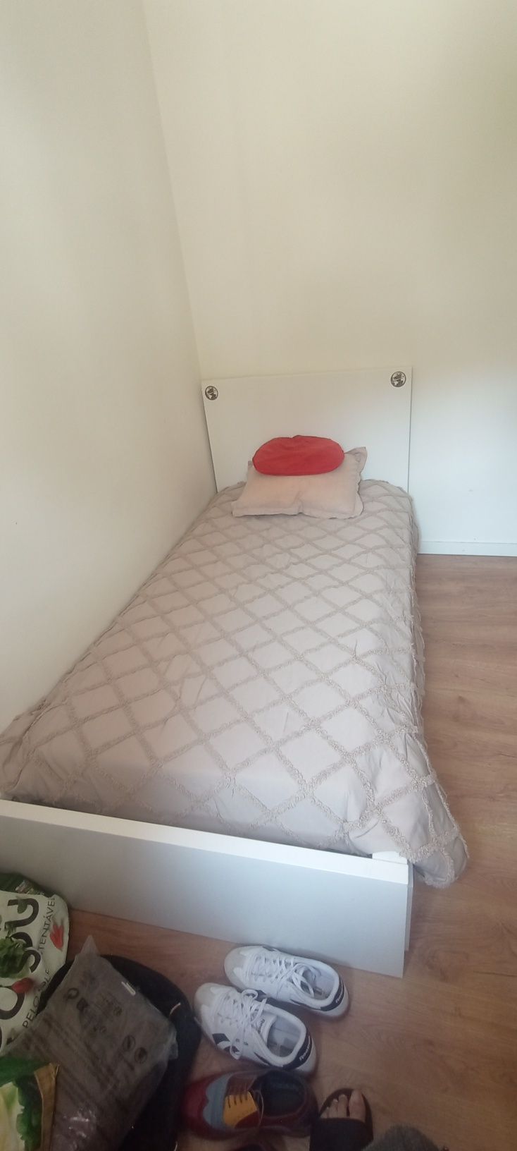 Cama individual com cajoneras