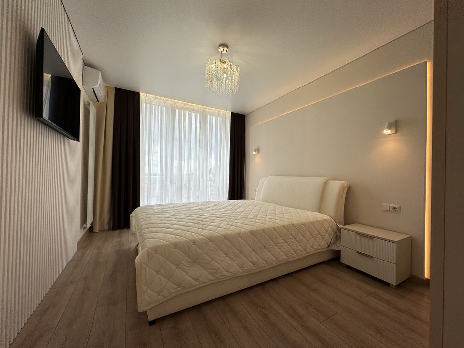 Центр міста, стильна 1.5 кімнатна з меблями та технікою – вид на гори!