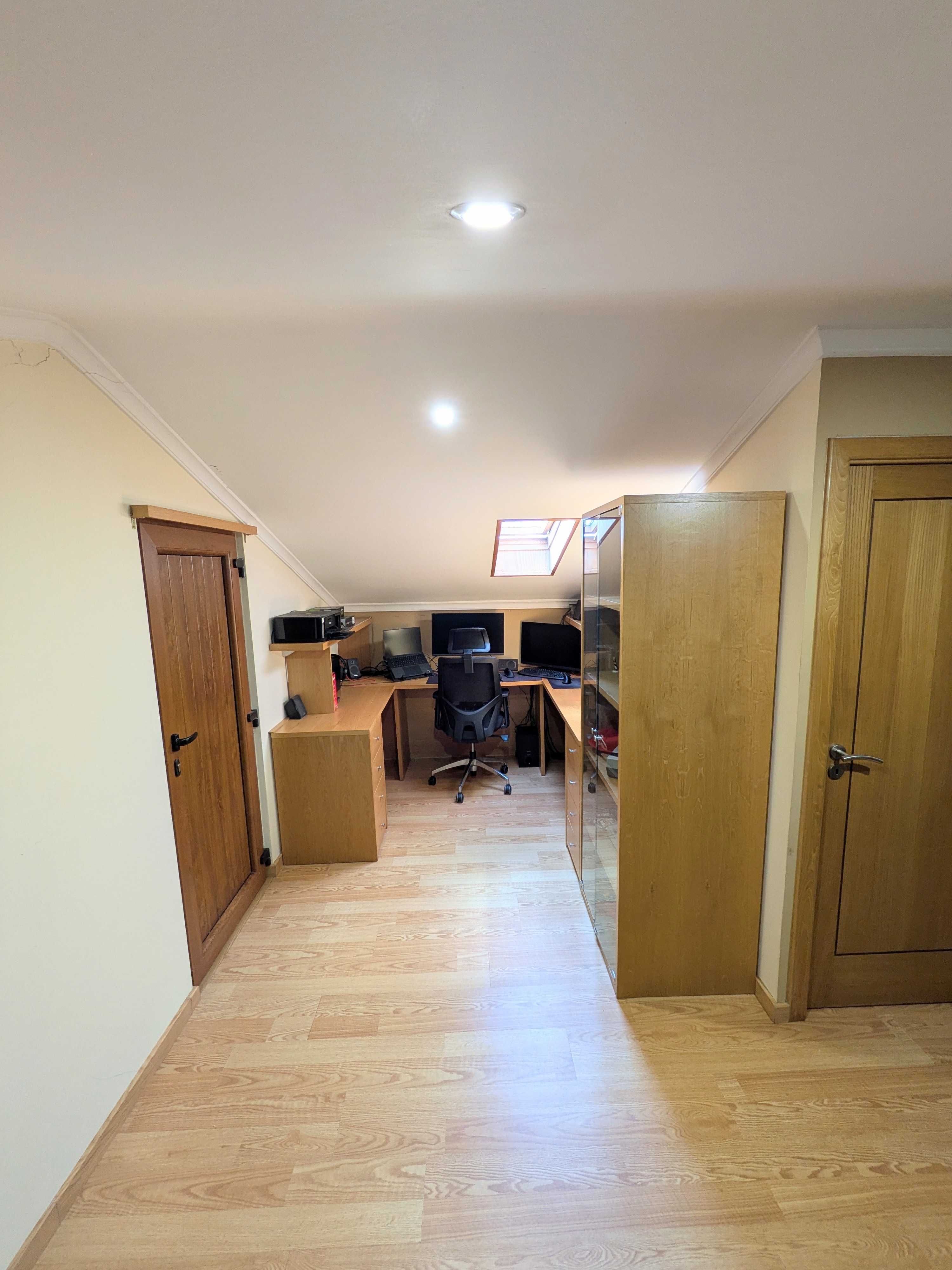 Apartamento T3+1 Duplex com 4 varandas, suíte com closet e escritório