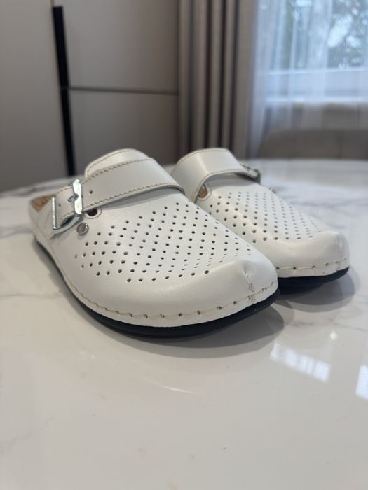 Шкіряні тапки Інблу.