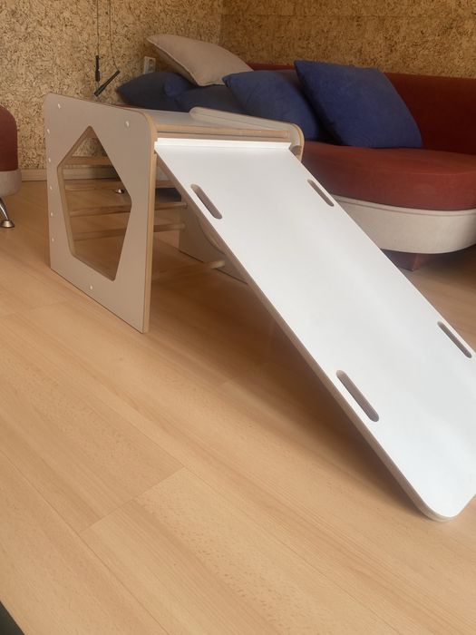 Domowa zjeżdżalnia dla małych dzieci oraz ścianka wspinaczkowa