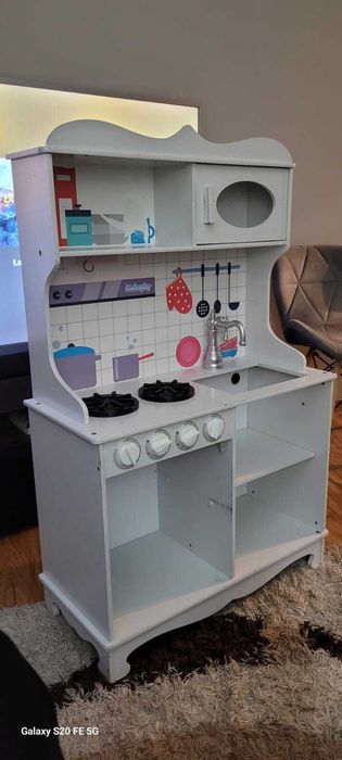 Kuchnia drewniana w zestawie z zabawkami