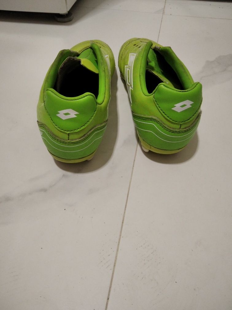 Buty piłkarskie, korki