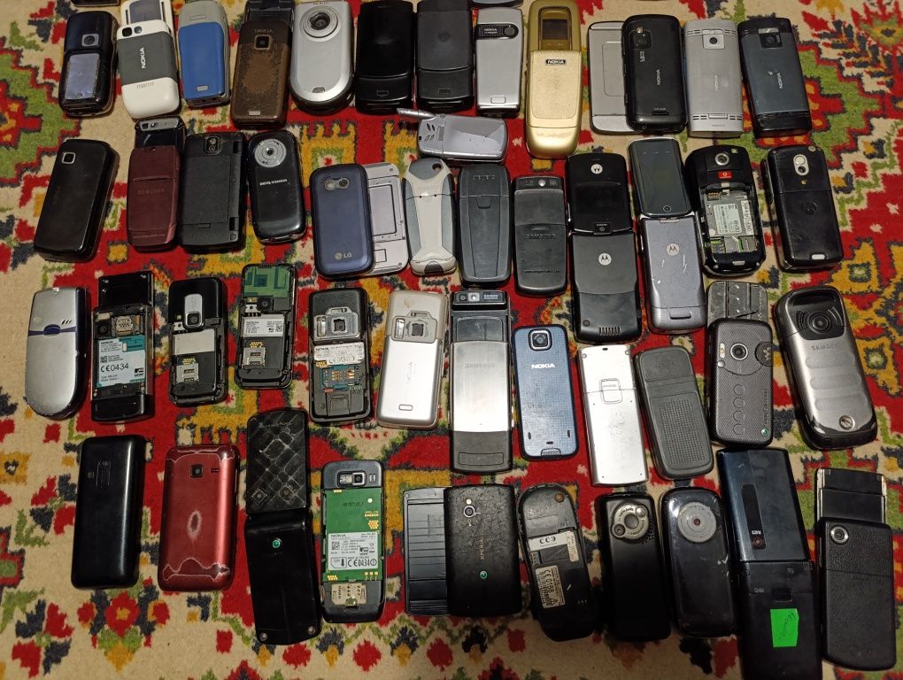 Лот телефонов Nokia, Sony Eriksson, Motorola, Siemens, Samsung