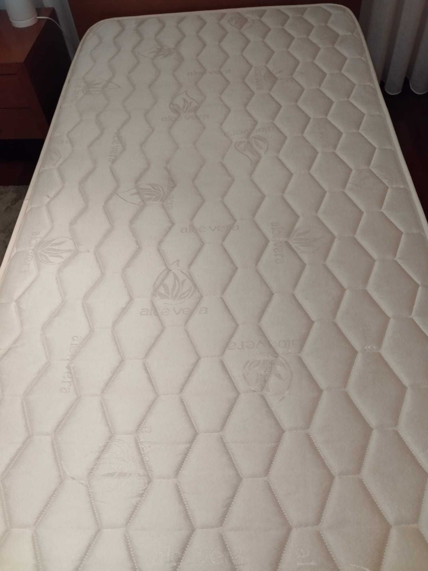 Cama em madeira e mesinha