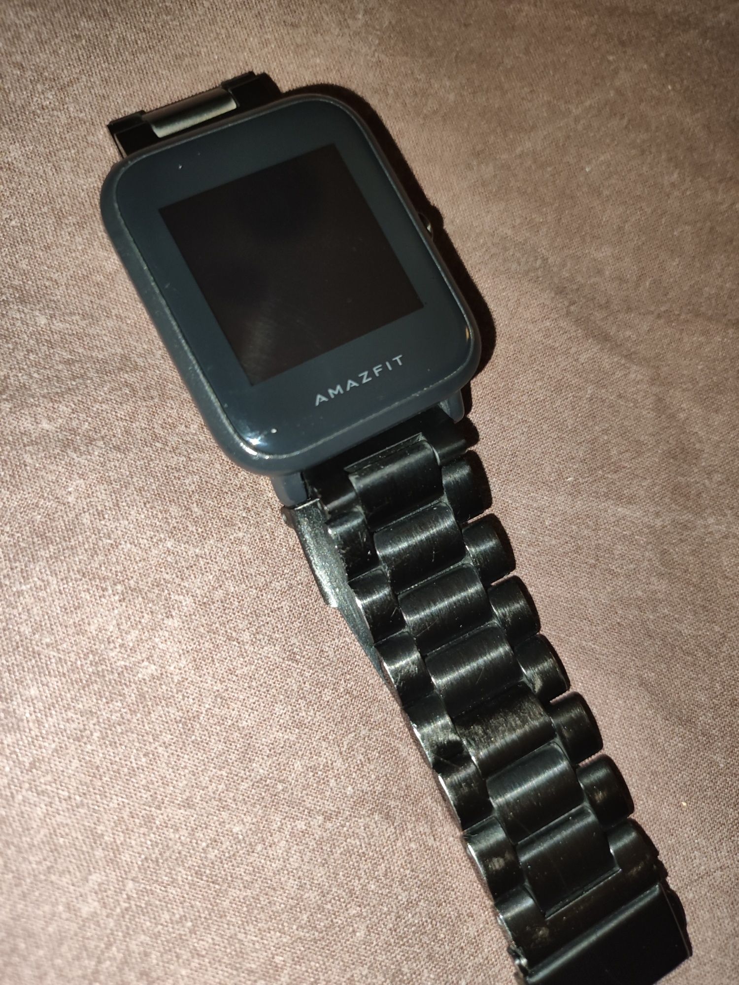Relógio smartwatch Amazfit Bip com pulseira metálica e carregador