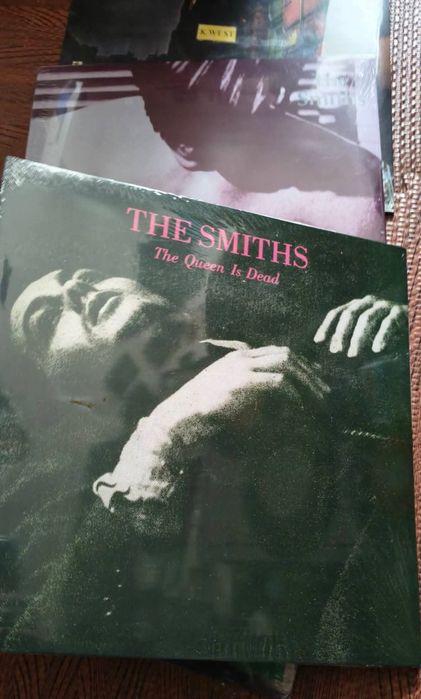 The Clash 2lps
Smiths

David Bowie 

Smiths 

Selados 

60€
Graffiti 4