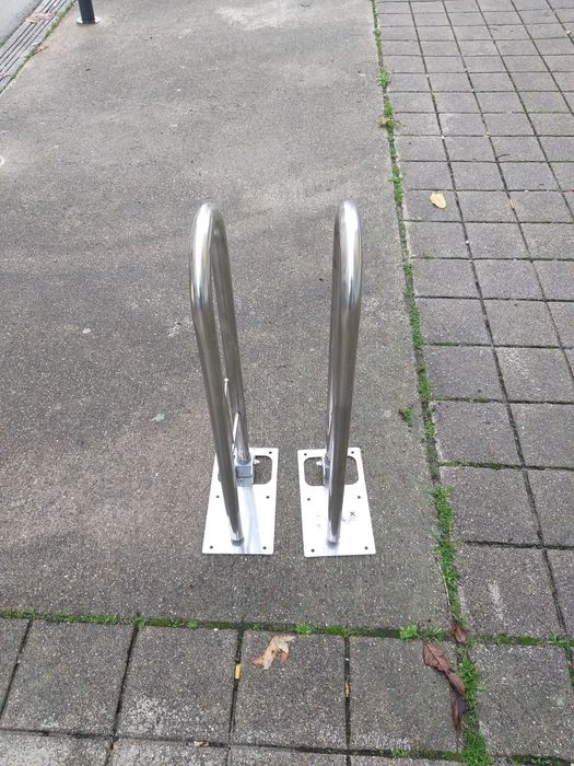 Duas barras de apoio para banhos ou sanitários em inóx como novoas.