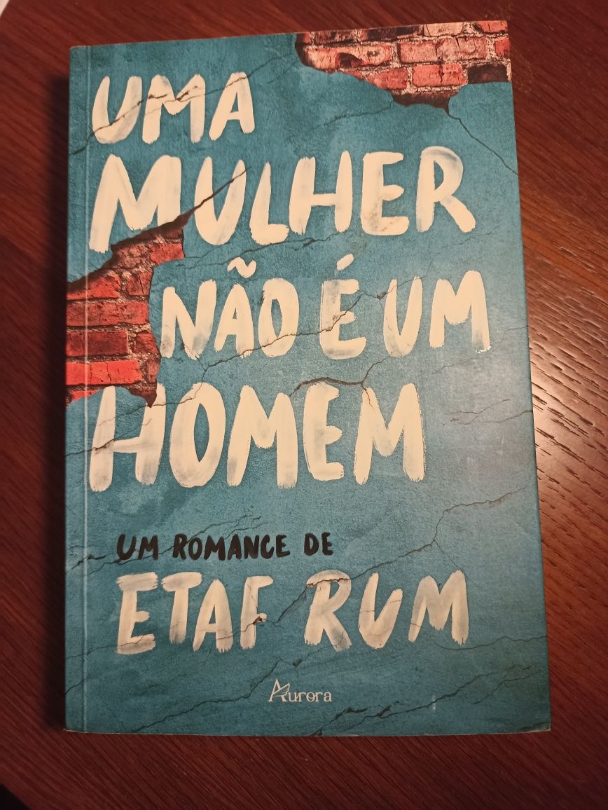 Livro "uma mulher não é um homem"